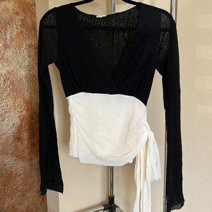 Sweet pea size medium, black, and Ivory long sleeve gauze top like new side tie